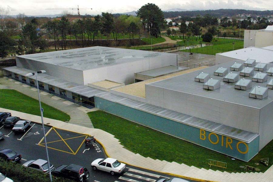 Equipamiento y revestimiento de paredes y suelos para el polideportivo y la piscina de A Cachada Boiro, A Coruña