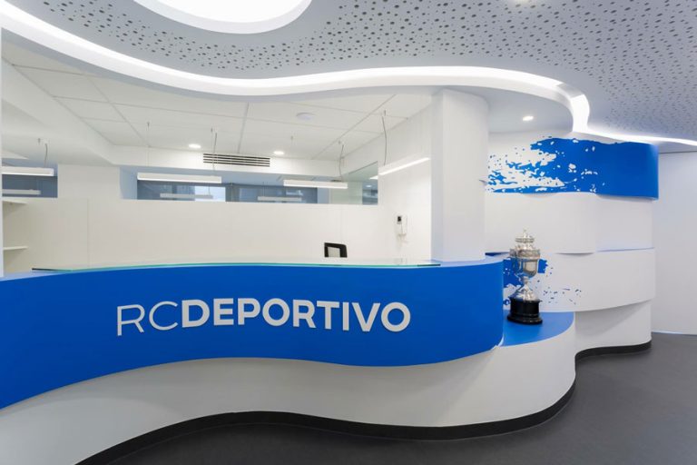 Pavimento y mamparas divisorias para las oficinas del Real Club Deportivo de A Coruña