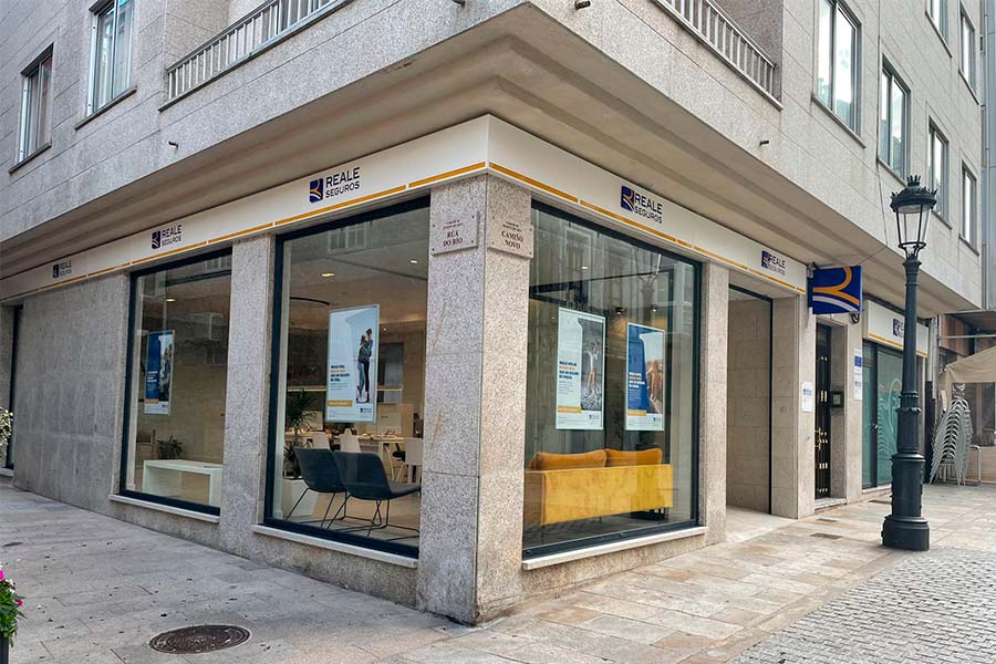 Mobiliario para la oficina de seguros de Reale, Porto do Son (A Coruña)