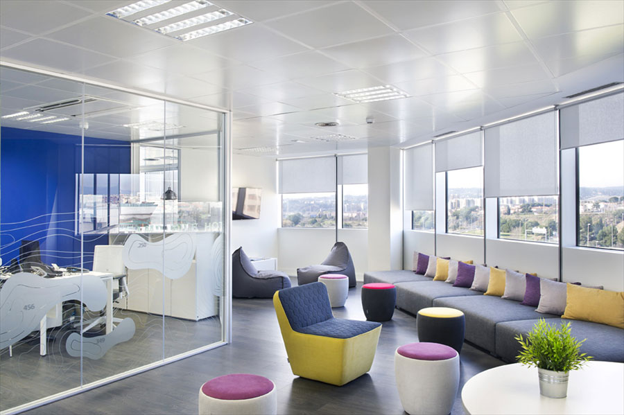 Los colores para las oficinas de 2024 se combinan con el cromatismo en mobiliario y revestimiento de paredes