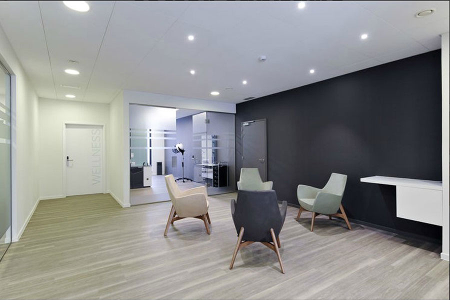 Las oficinas minimalistas se identifican por los espacios abiertos, los acabados naturales y el uso de tonos neutros