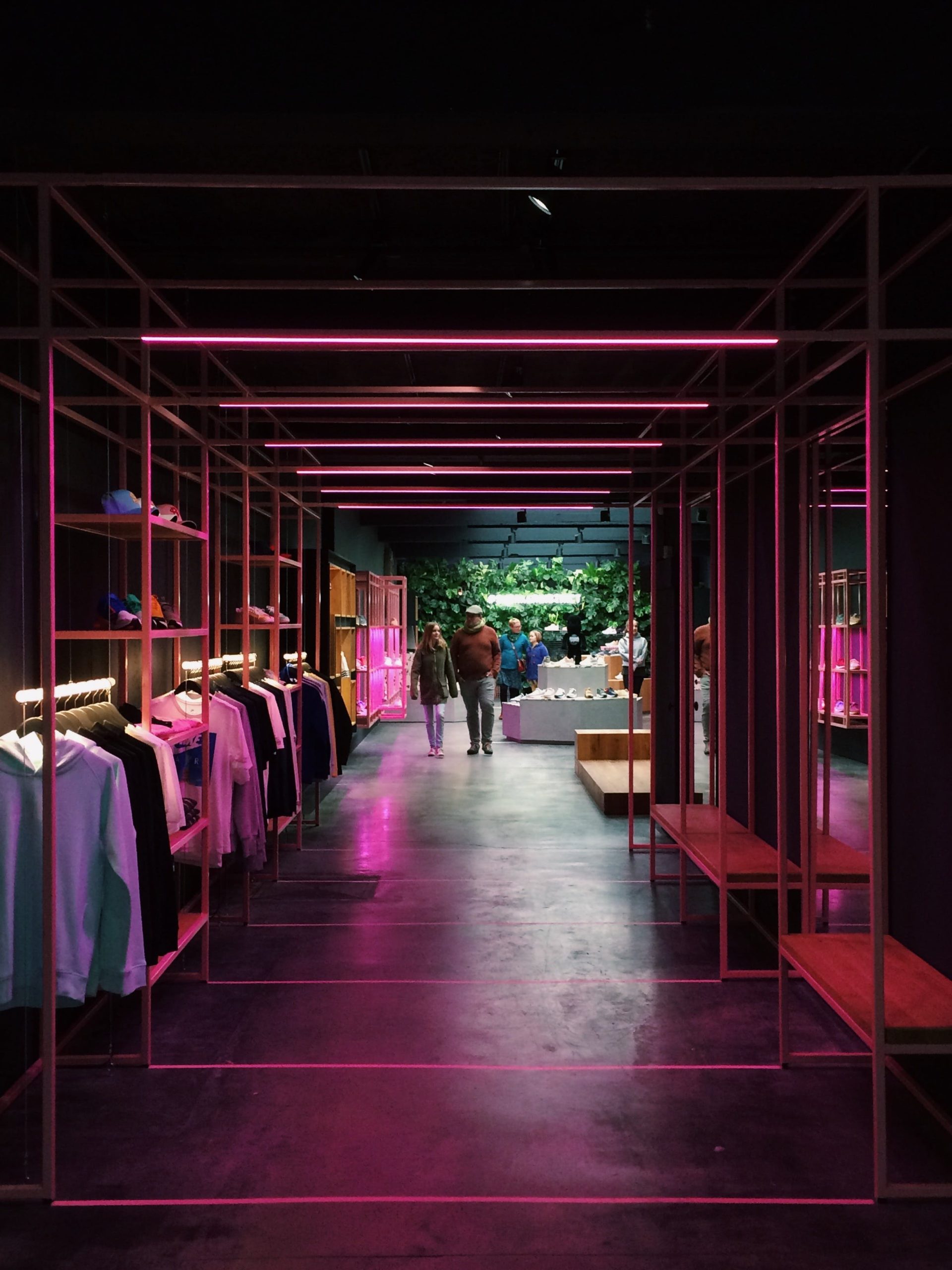 El diseño de espacios fluidos y la elección de la iluminación son dos elementos clave en la decoración de una tienda de ropa