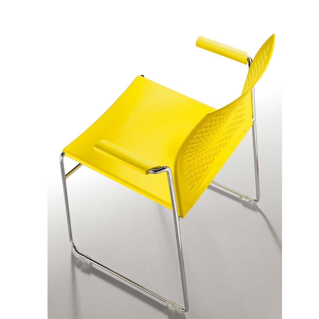 Las sillas fijas para salas de espera y las bancadas permiten optimizar los espacios pequeños