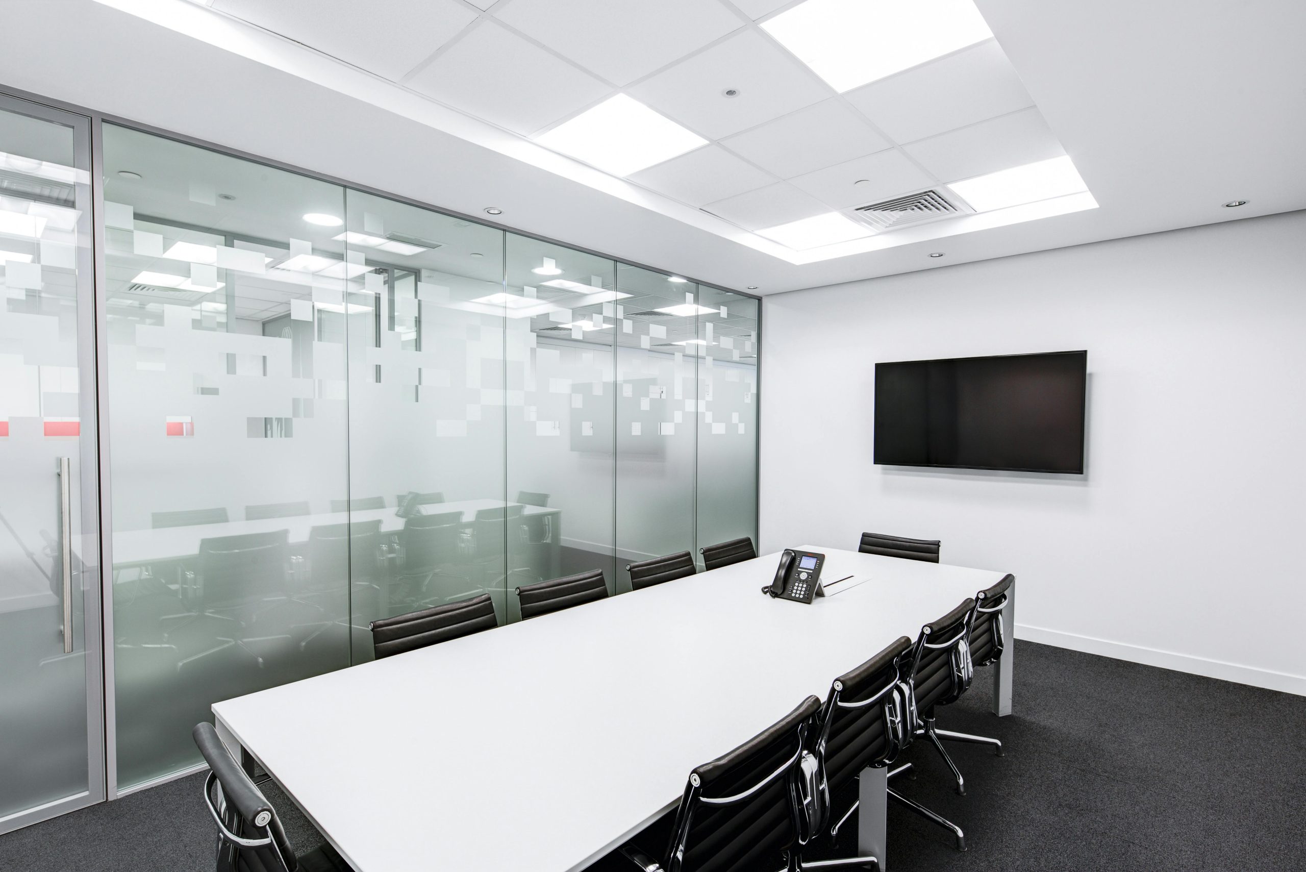 Reforma parcial de sala de reuniones con dotación tecnológica: una de las renovaciones de oficinas más común
