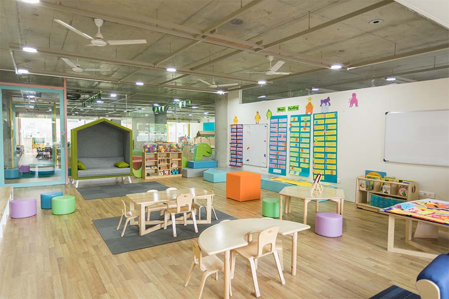 Interior de colegio con mobiliario acondicionado al espacio